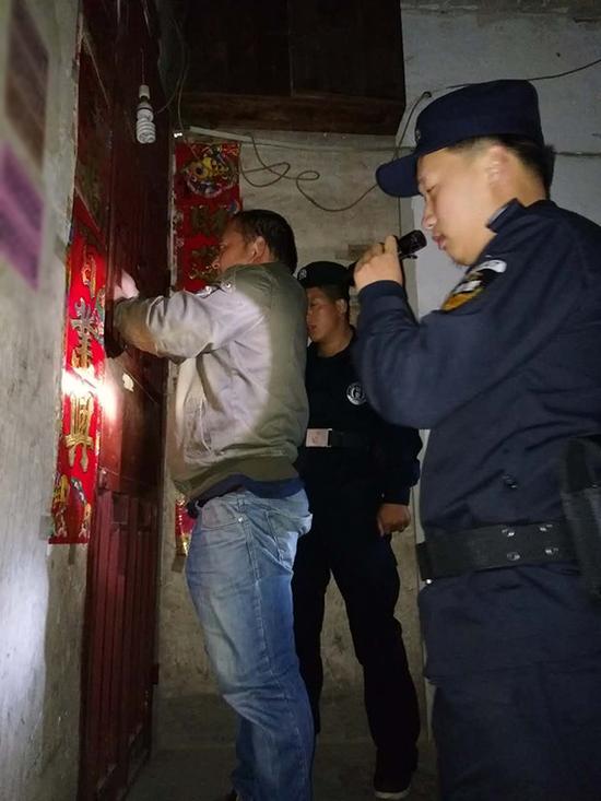 江苏粗心妈妈误将幼女锁家中 民警全城寻开锁师傅开门